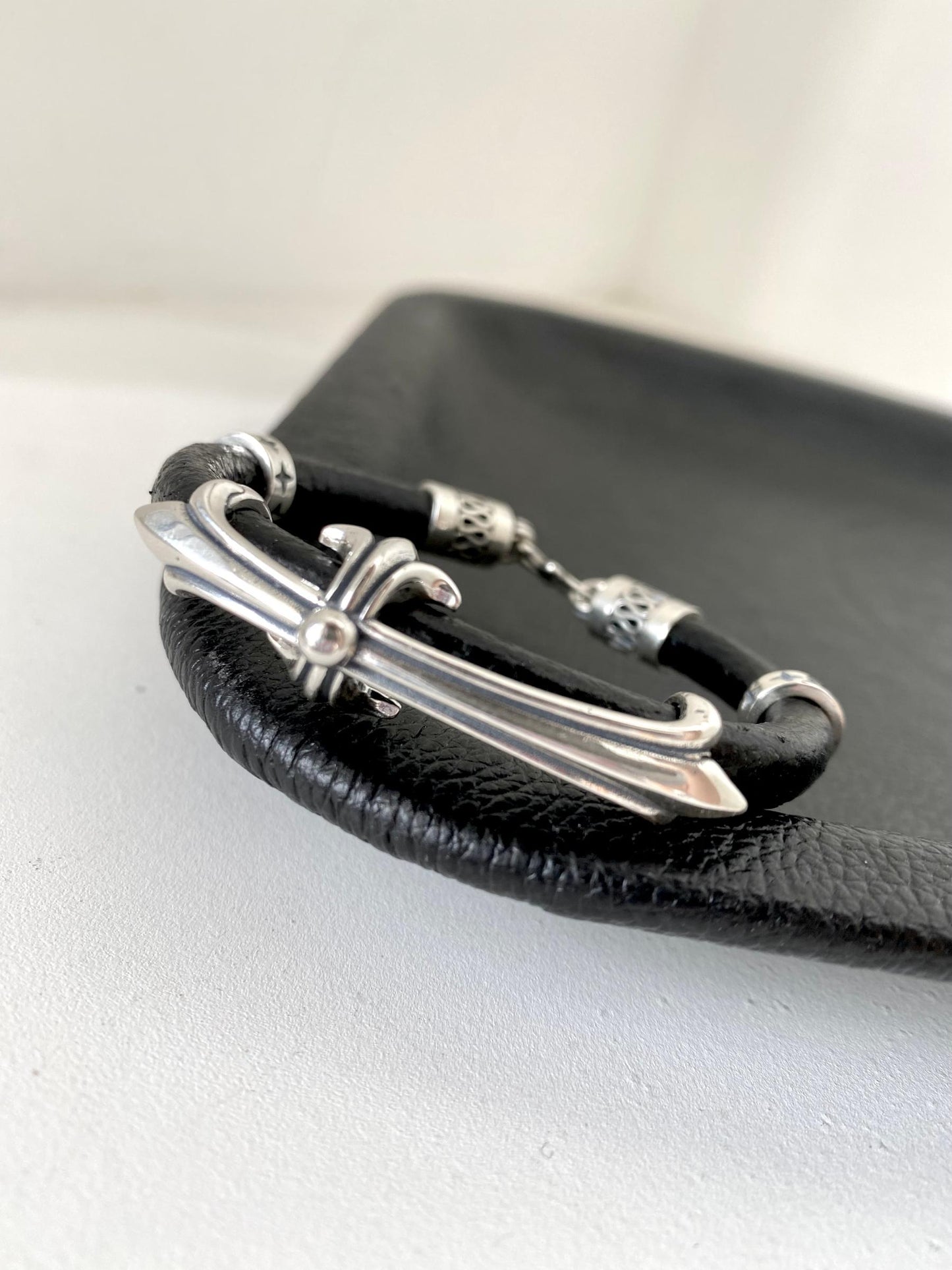 Sterling silver cross black cowleather bracelet