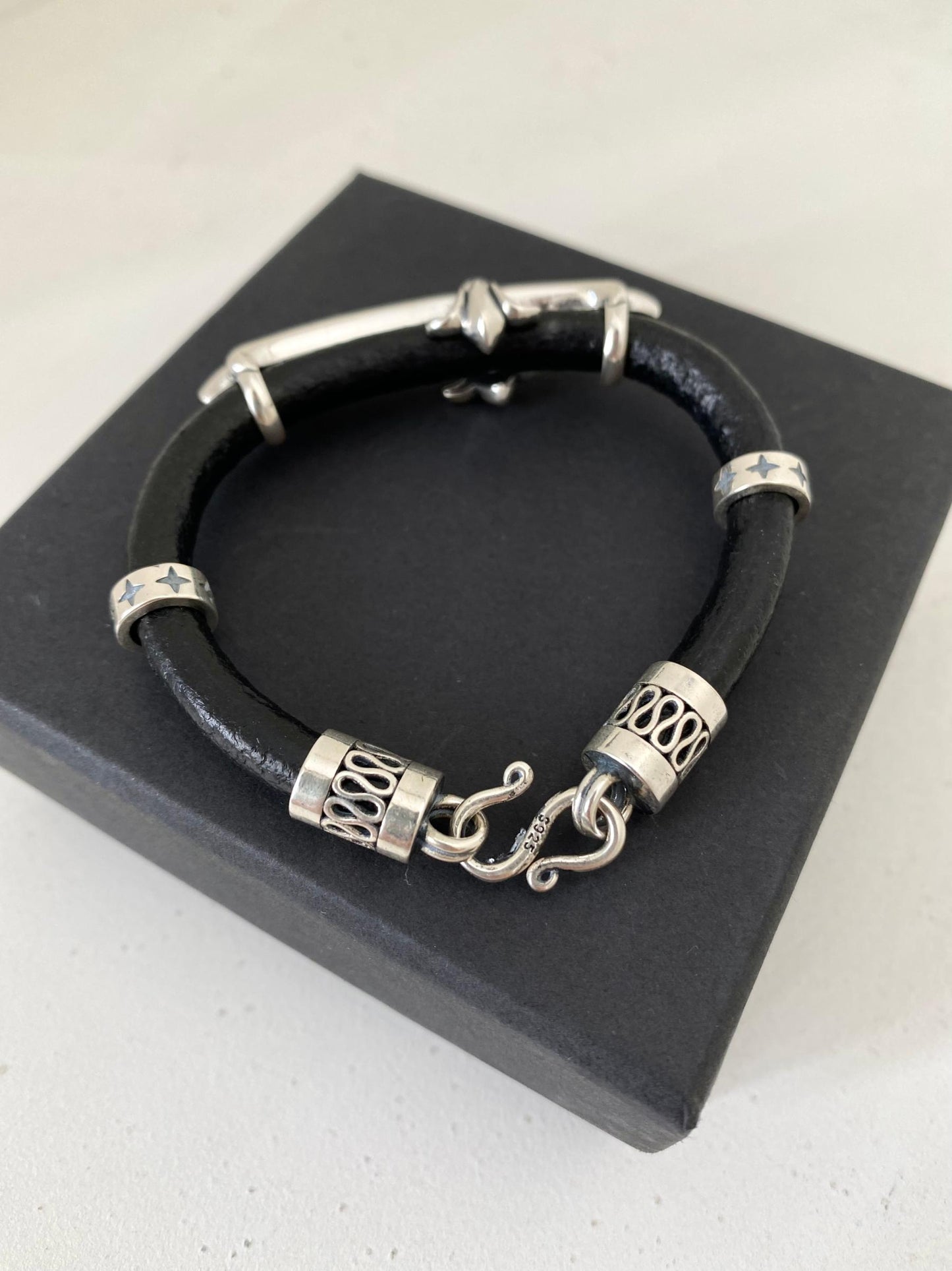 Sterling silver cross black cowleather bracelet